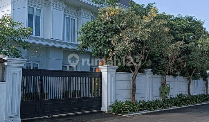 Rumah Mewah Di Area Tenang Jalan Lebar