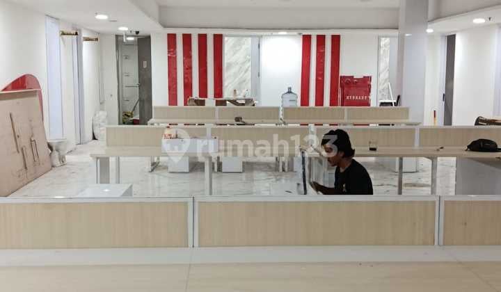 Gedung Siap Huni..Sekarang Tersewa...Terawat..Komersial ..Di Lalui Trans Jakarta