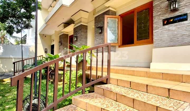 Rumah di Pondok indah Jakarta Selatan 2 Lantai SHM Bagus Sekali Semi Furnished