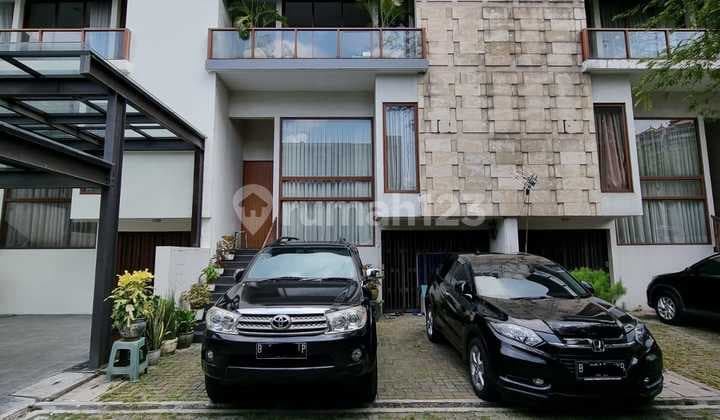 Rumah di Kemang 3 Lantai SHM Semi Furnished Dalam cluster