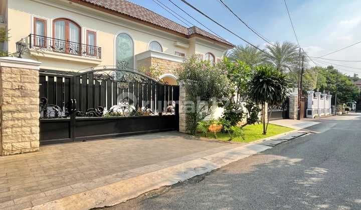 Rumah bergaya design meditteranian dekat tol simatupang ragunan