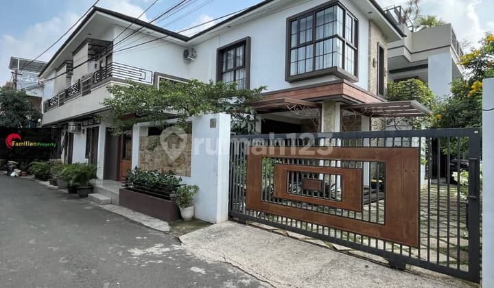 Rumah kost di Kebayoran Lama Jakarta selatan 2 Lantai SHM Bagus Sekali Semi Furnished