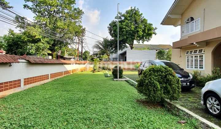 Rumah 2 Lantai di Cilandak Jakarta Selatan Taman luas