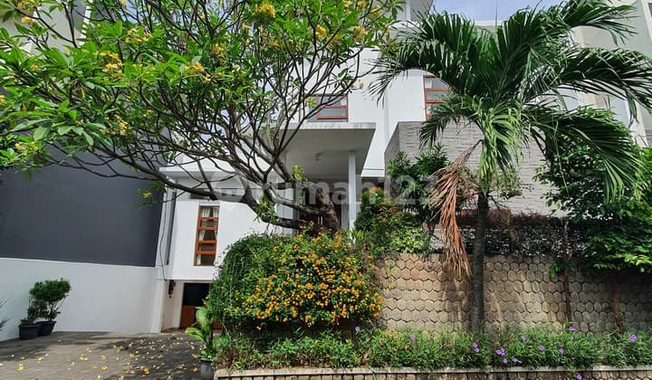 Rumah dalam kompleks jalan lebar dan bebas banjir kemang