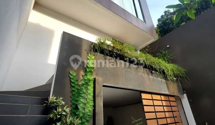 Rumah bagus modern design minimalis ada rooftop Jagakarsa dekat ragunan