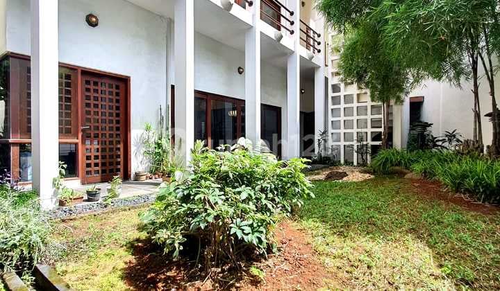 Rumah 2 Lantai Bagus di Menteng Jakarta Pusat SHM