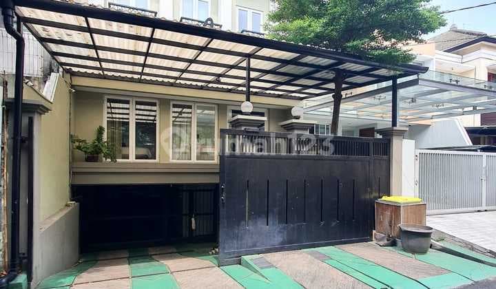 Rumah dalam kompleks dekat gelora bung karno senayan