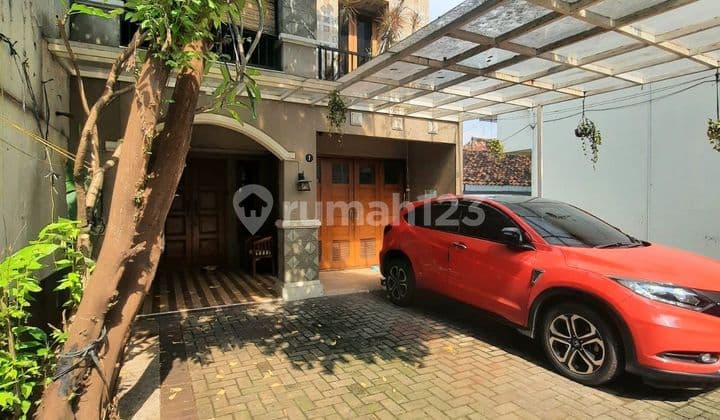 Modern design house in Kebayoran Baru near MRT