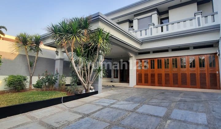 Rumah Lingkungan Bagus Halaman Luas Gaharu Cipete