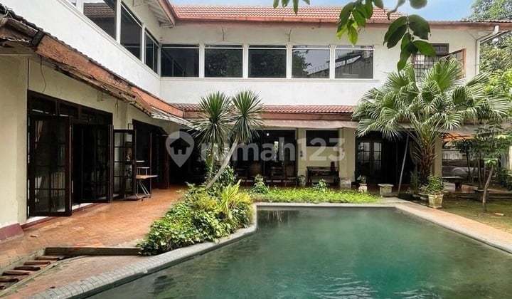 Luxury Landed House in Menteng Land Size 1,090 M2 Price 45 Billion