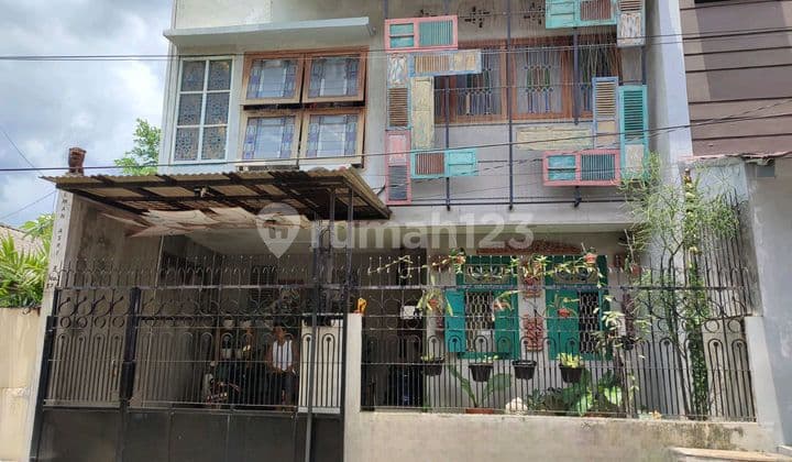 Dijual Rumah Vintage Style 2 Lantai di Tanah Kusir Kebayoran Lama