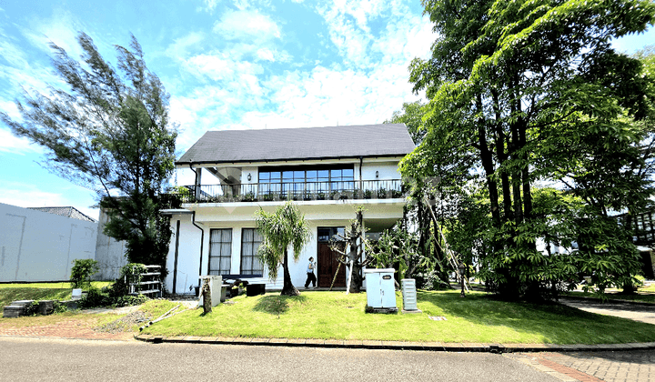 Rumah Artistik Hoek di Cluster Aristoteles, Summarecon Gading Serpong