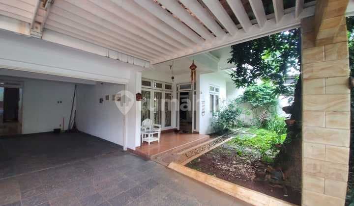 Rumah Terawat 2 Lantai ada taman di depan , di perumahan dekat TB simatupang Jakarta Selatan,