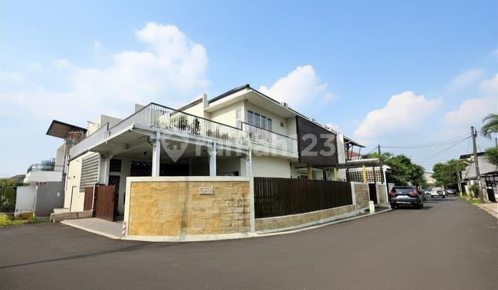 Rumah Siap Huni.dan Terawat, Semi Furnished, Modern di Griya Loka BSD City, Roof Top Garden, Lay Out Maksimal, Dekat Pasar Modern.dan Exit Tol