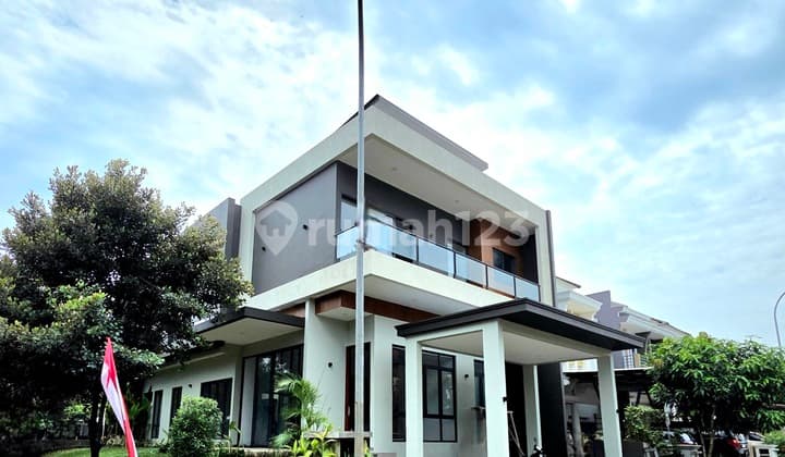 Rumah Brand New Hoek Bangunan Mandiri Open Space di Greenwich BSD , 3 Sport.club