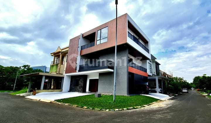 Rumah Brand New Bangunan Mandiri 3 Lantai Lift, Lay Out Maksimal Sutera Flamboyan Alam Sutera