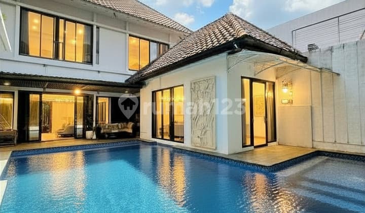 Rumah Mewah Luas Swimming Pool dan Siap Huni Strategis di De Park Heliconia BSD City