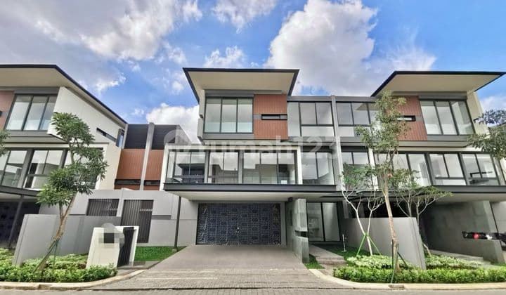 Rumah Halaman Luas Semi Furnished di Lyndon Nava Park Bsd City , Tangerang