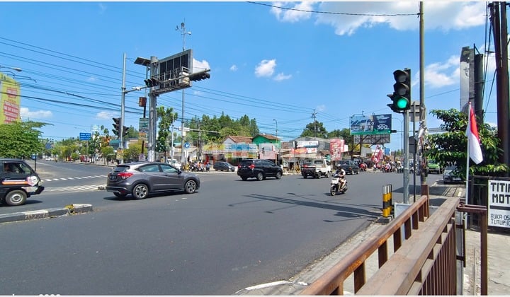 Rumah 17 Kamar Tidur Dijual Lokasi di pinggir jalan utama di Ringroad Barat Gamping Jogja, dengan Bangunan Rumah Joglo, arah Akses Bandara YIA, dekat Pasar Buah Gamping, RS PKU Muhammadiyah Gamping, Gereja Gamping, Kampus UMY, Universitas Mercu Buana