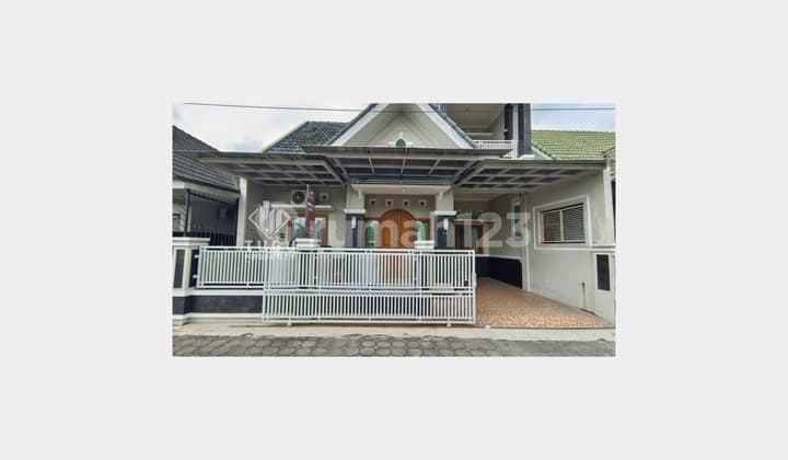 Rumah Kost / Homestay 5 Kamar Tidur Furnish Disewakan Jogja Area Jalan Godean, 3 Kamar AC, Lebar Depan 12 Meter, Dekat Mirota Godean, Sekolah Negeri Sman 2 Bener, Sekolah Tinggi Pertanahan Stpn, Sekolah Mutiara Persada, Dekat Tugu Jogja, Asmi Santa Maria,