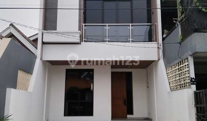 Jual Murah ! Rumah 2Lt, 4+1 Kamar Full Renov di Graha Raya