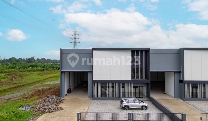 Last Warehouse Stock Ready to Load Tronton Trucks in Legok Industrial Area