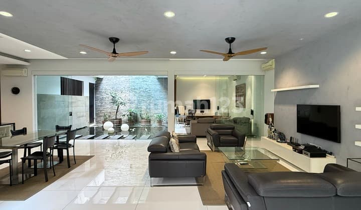 Dijual Rumah Taman Gandaria Kebayoran Jakarta Selatan - 3+1Br Size 240M²