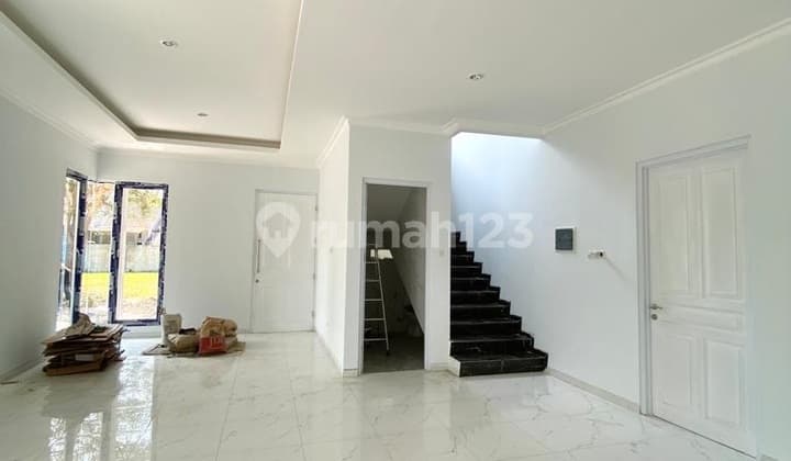 Rumah 2 Lantai di Bukit Palma, Surabaya Gress, Modern Minimalis