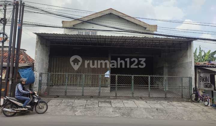 Disewakan di Raya Wiyung Toko dan Gudang (Vn)