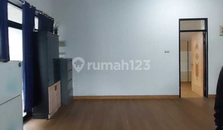 Rumah 2 LT Hook Disewa Kamar 4 Hadap Utara Barat di Jalan Utama