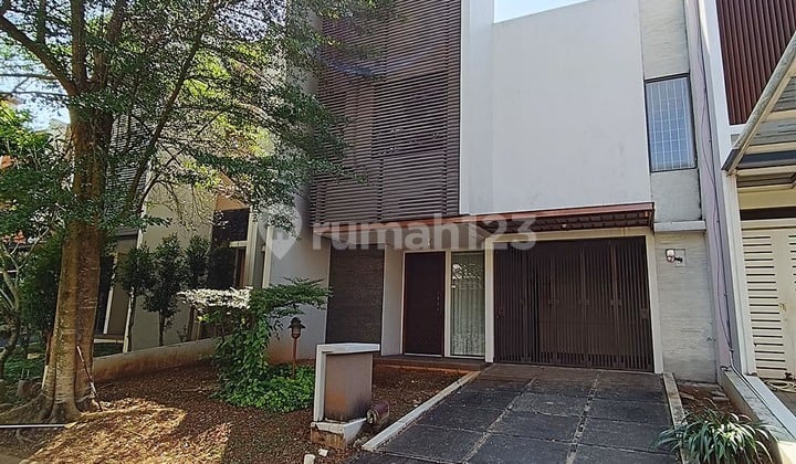 Jual Cepat Rumah 2 Lantai 3 Kamar Rapi Siap Huni Taman Belakang Luas di The Green Bsd M360