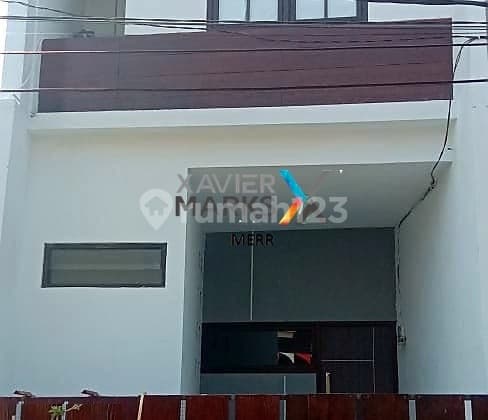 New Minimalist House in South Wonorejo, Wide Row