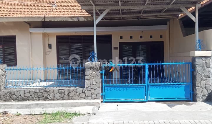 Ready-to-Occupy House and Warehouse in Ngagel Jaya Selatan, Spacious with Wide Row.