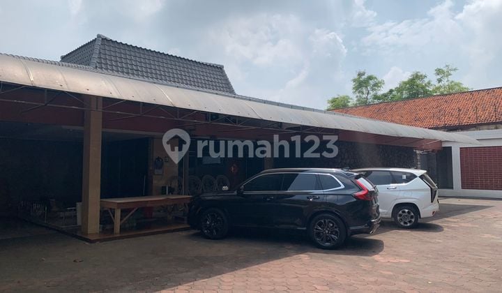 Vintage House in the Strategic City Center of Embong Kemiri