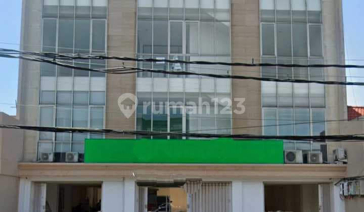 Gedung Raya Ambengan Strategis Parkiran Luas