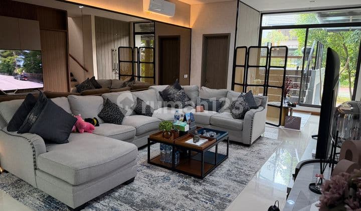 Rumah Hoek Semi Furnished Samping Club House