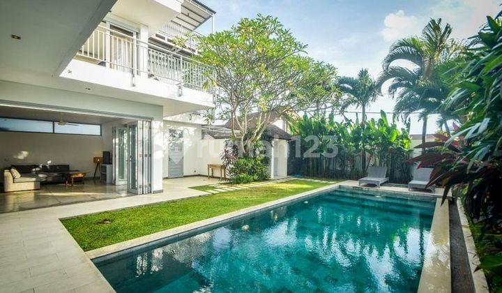 Modern 4 Br Villa Berawa Canggu with Rooftop
