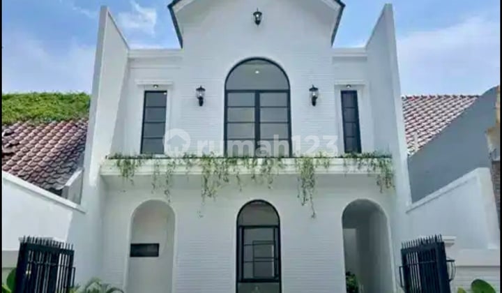 Rumah Colonial Modern 2 Lantai di Purimas Regency Rungkut