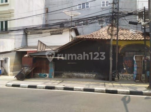 Rumah Usaha Pinggir Jalan Harga Mendekati NJOP di Menteng Kebon Sirih
