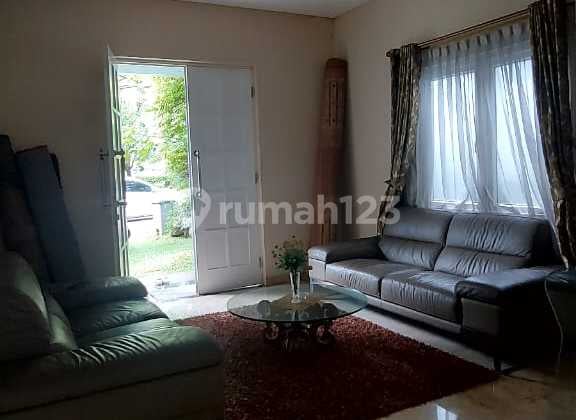 Rumah Besar, Rapih, Dalam Cluster, Lokasi Depan Taman