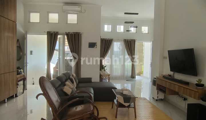 Rumah 1 Lantai di Legenda Wisata, Kolam Renang Pribadi