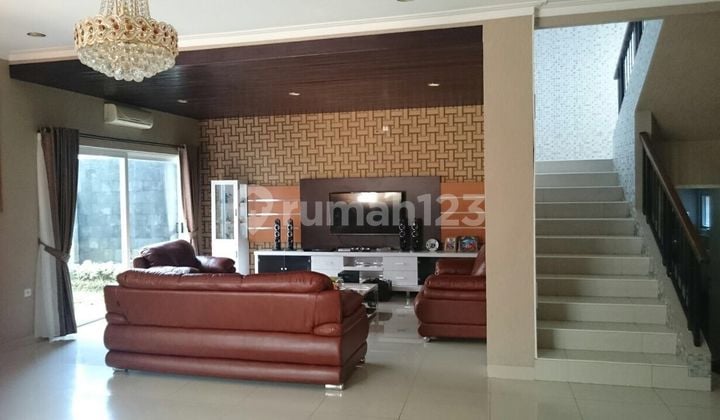 Rumah Mewah di Kota Wisata, Posisi Depan Taman