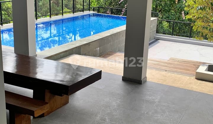 Rumah dengan Kolam Renang di Resort Dago Pakar Bandung Siap Huni