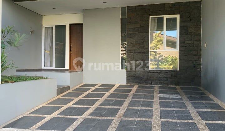 Nice 2-Story House in Sayap Setrasari Sukahaji, Bandung