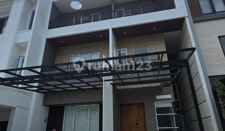 Dijual Turun Harga! Rumah Rapih Cantik 3 Lantai di Sutera Onyx