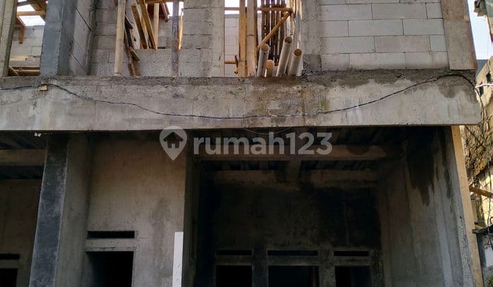 Rumah Baru Murah Dua Lantai Dlm Komplek Akses Mobil di Condet