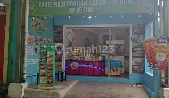 Ruang Usaha Pinggir Jalan Raya Ramai di Lalui Angkot di Condet