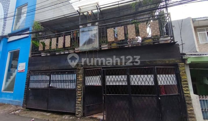 Rumah Secondary Murah 2 Lantai Akses Pinggir Jalan di Ciracas .