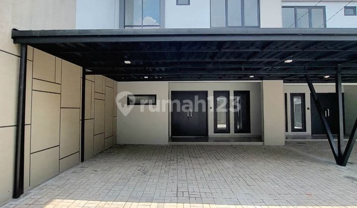 Rumah Baru Master Bedroom Dilantai Bawah dan Atas di BSD