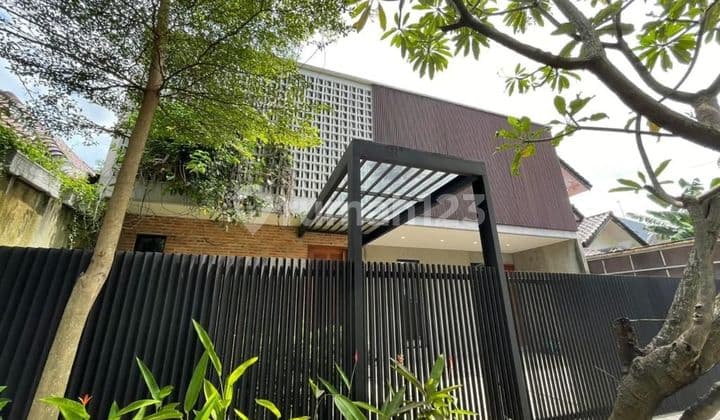 Rumah Modern Terawat Lokasi Strategis di Komplek Lebak Bulus